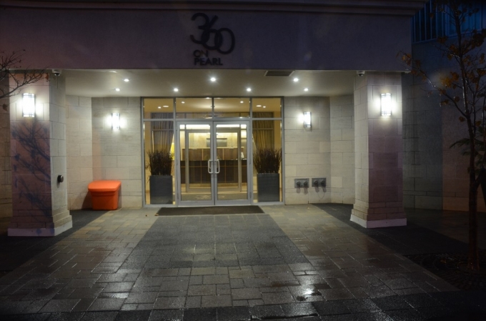 Le bâtiment se trouvant à l’adresse concernée est un immeuble résidentiel de condominiums, portant le nom de « 360 on Pearl ». L’entrée principale de l’immeuble est située sur la Lakeshore Road, dans la ville de Burlington.