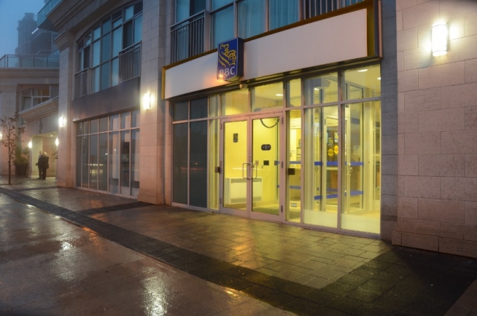 La filiale concern&eacute;e de la BRC et son entr&eacute;e principale se trouvaient &agrave; l&rsquo;est de l&rsquo;immeuble de condominiums et y &eacute;taient rattach&eacute;es. 