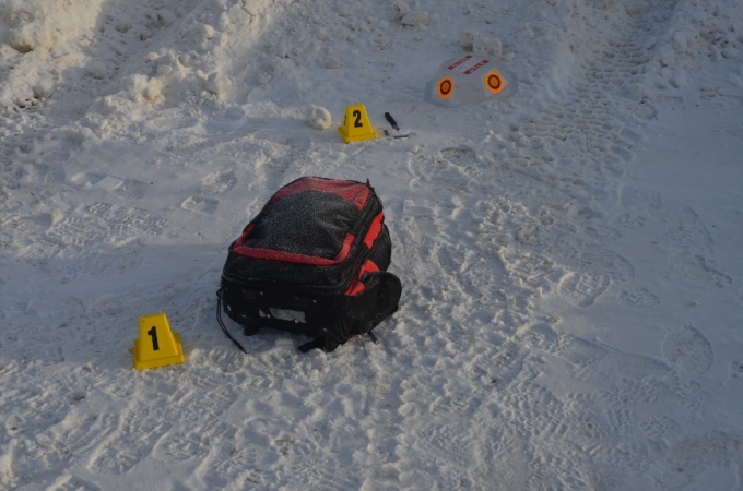 Le sac &agrave; dos et le couteau abandonn&eacute;s sont visibles en arri&egrave;re-plan sur la photo, au pied du banc de neige, juste &agrave; droite du centre.