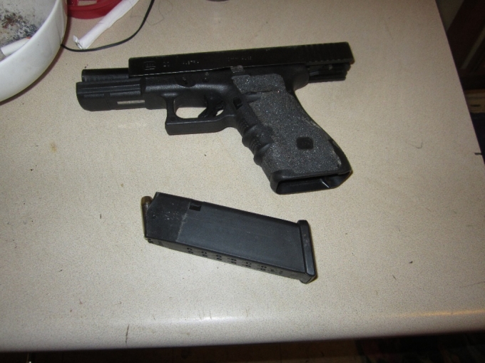 L’arme à feu saisie lors de la perquisition était un pistolet Glock 10 mm de couleur noire et en bon état de fonctionnement. Il y avait une cartouche dans la chambre du pistolet et huit cartouches dans le chargeur.