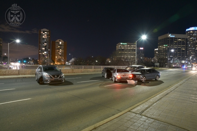 L’incident s’est produit sur les voies en direction nord de la rue Hurontario, sur le viaduc passant au-dessus du chemin Rathburn, dans la ville de Mississauga; il s’agit de l’endroit où de multiples voitures ont été impliquées dans une collision. 