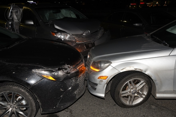 L’incident s’est produit sur les voies en direction nord de la rue Hurontario, sur le viaduc passant au-dessus du chemin Rathburn, dans la ville de Mississauga; il s’agit de l’endroit où de multiples voitures ont été impliquées dans une collision. 