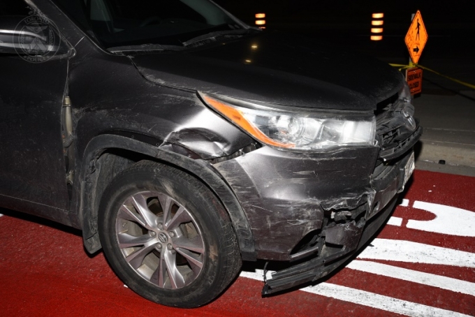Au bas de la bretelle, là où se termine la barrière de béton, se trouvait le véhicule no 6 [véhicule de surveillance du SPT], une voiture Toyota Highlander 2015 de couleur brune. Ce véhicule était orienté vers l’ouest. Ce véhicule présentait, à l’avant, des dommages causés par une collision pouvant être attribués à cet incident. 