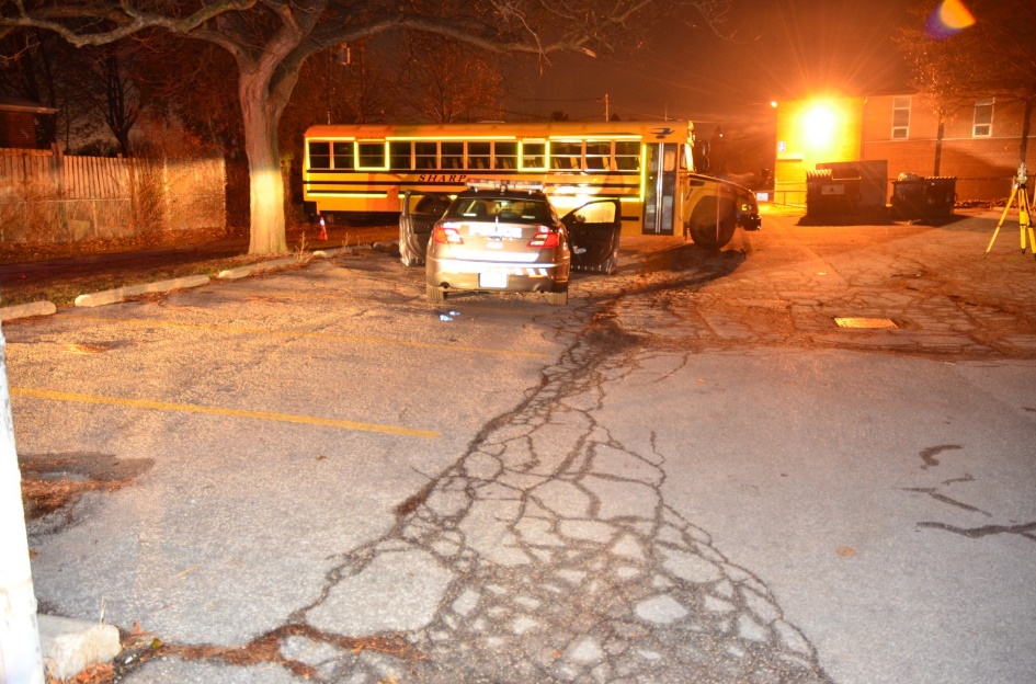Les événements se sont déroulés dans la cour d’école de la BJPS située au 61 Benshire Drive dans la ville de Toronto. Quatre classes transportables se trouvaient dans la cour. Un autobus scolaire était dans le stationnement. Le véhicule de police de l’AI était stationné de façon perpendiculaire à l’autobus. Deux grosses bennes industrielles à déchets étaient aussi sur le stationnement.