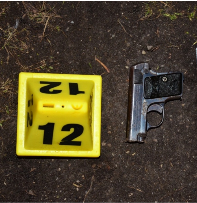 un pistolet semi-automatique de calibre 25 avec cinq cartouches dans le magasin et une dans la culasse a été retrouvé près du mur est de la classe transportable no 4