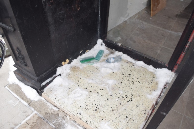 Alcôve d’une devanture de magasin à l’abandon où la police a trouvé le plaignant.
