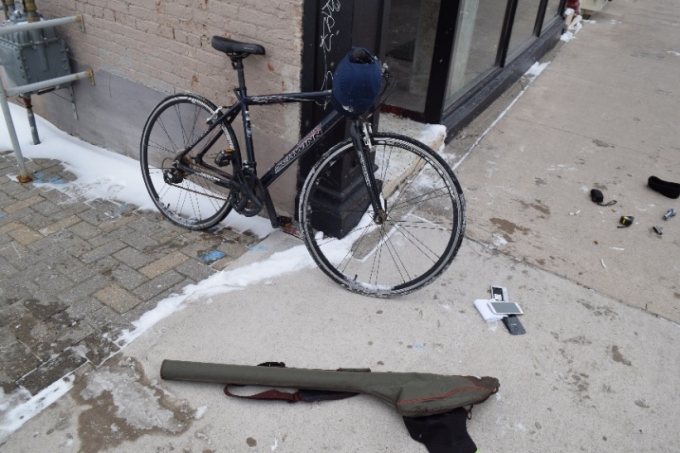 Objet en possession du plaignant que des t&eacute;moins ont d&eacute;crit comme un long &eacute;tui &agrave; fusil.