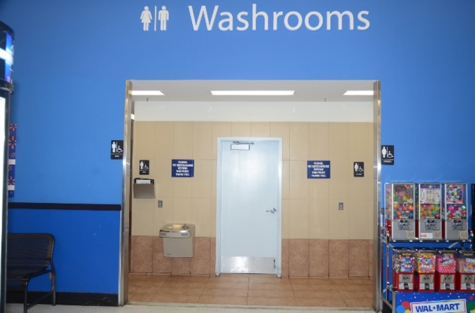 La porte blanche au centre de la photo conduit aux toilettes familiales.