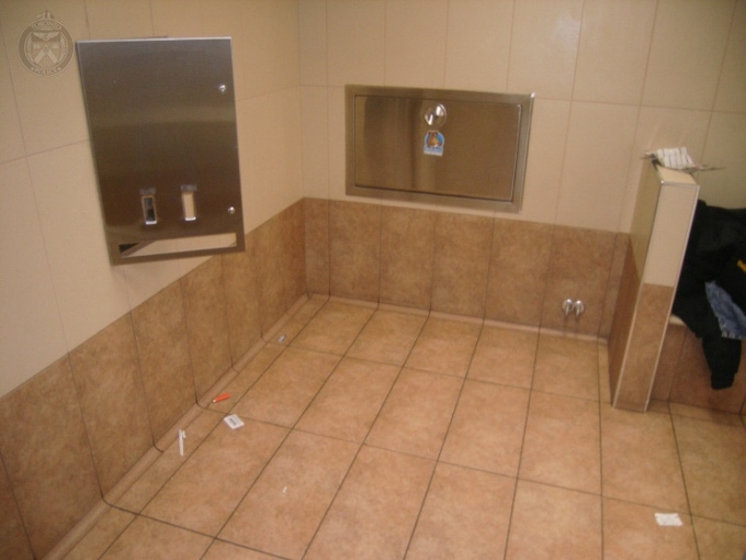 Intérieur des toilettes familiales.