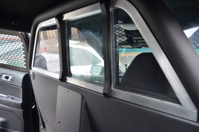 Le plaignant a ensuite été appréhendé et placé à l’arrière d’un véhicule du SPRN, un VUS Ford Explorer. Le VUS était équipé d’un écran protecteur en plastique, installé entre les sièges avant et arrière du véhicule. Le véhicule a été mis dans un endroit sûr, au quartier général du SPRN à Niagara Falls, après l’arrestation du plaignant.