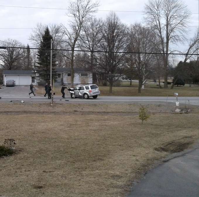 Photo (prise par un témoin civil) de l’arrestation du plaignant no 2 dans les secondes qui ont suivi la collision.
