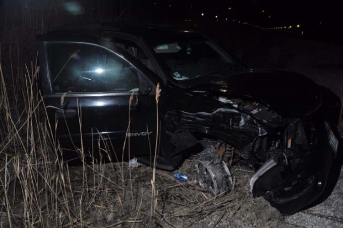 Le véhicule GMC Envoy s’est immobilisé dans le fossé après avoir percuté la voiture de police de l’AT no 3 puis le terre-plein central en béton de l’autoroute 401.