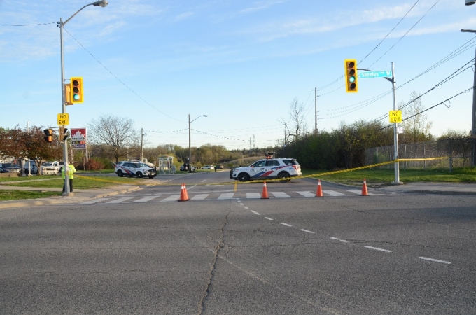 La collision s’est produite dans la partie située au centre de la photo, juste après les deux voitures de police stationnées.