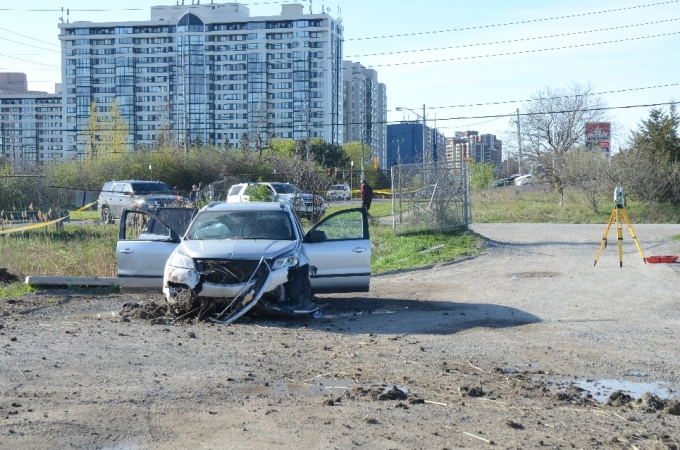 Le véhicule Traverse au premier plan,après avoir traversé la clôture et le fossé et s’être immobilisé. Les deux VUS de police en arrière-plan arrêtés avant la clôture.