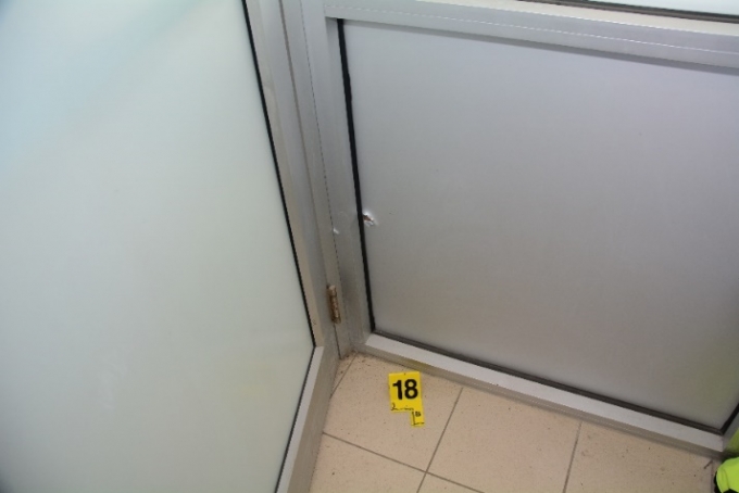 Trou de balle à l’intérieur du poste de sécurité