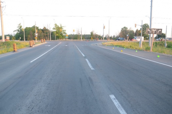 La bretelle de sortie aux abords de Mayfield Road. On peut voir les voitures Scion et Toyota qui se sont heurtées durant la collision à droite de l’intersection sur Mayfield Road.