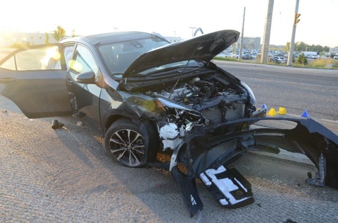 Les dommages subis par la Corolla de Toyota après avoir été heurtée par la voiture Scion rouge et avoir été poussée sur le terre-plein central.