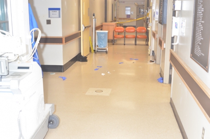 Couloir du service de soins d’urgence de l’Hôpital Douglas là où l’incident s’est produit. Le couloir à gauche est l’endroit où l’AI a d’abord aperçu le plaignant, qui se tenait debout.