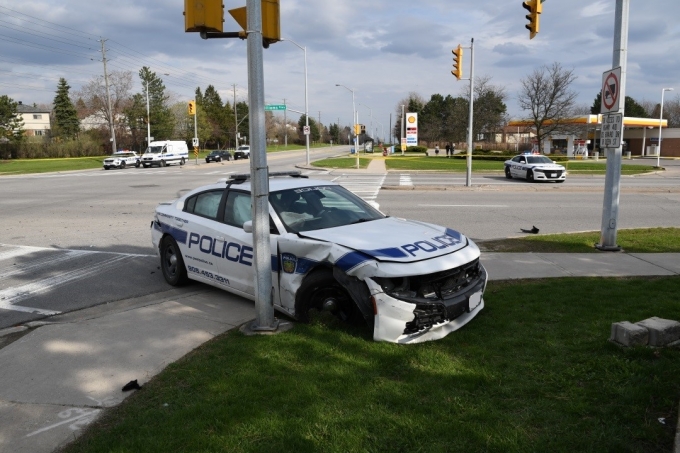 La photo a été prise face vers le sud à partir du côté ouest du trottoir du côté ouest de Dixie Road et montre le coin droit avant du véhicule du Service de police régional de Peel. Les dommages à l’aile droite avant sont évidents, et les dommages à l’aile droite arrière sont le résultat d’un impact secondaire.