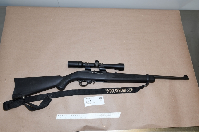 La carabine semi-automatique de calibre .22 LR, modèle Ruger 10/22, trouvée près du corps du défunt.