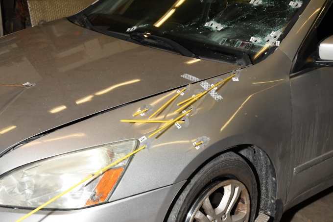 Examen extérieur de la trajectoire des balles qui ont frappé la Honda Accord du plaignant.