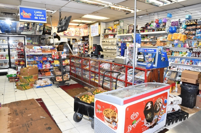 Figure 1 - Intérieur du dépanneur Sam. Trois cartouches de fusil sont visibles sur le sol.