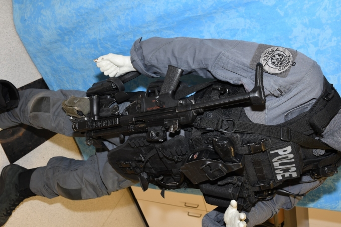 L’uniforme et l’équipement de l’AI disposés sur un mannequin. Ces articles ont été placés sans qu’on sache exactement comment l’AI les portait. Cette disposition illustre seulement la façon dont on porte l’équipement en général.