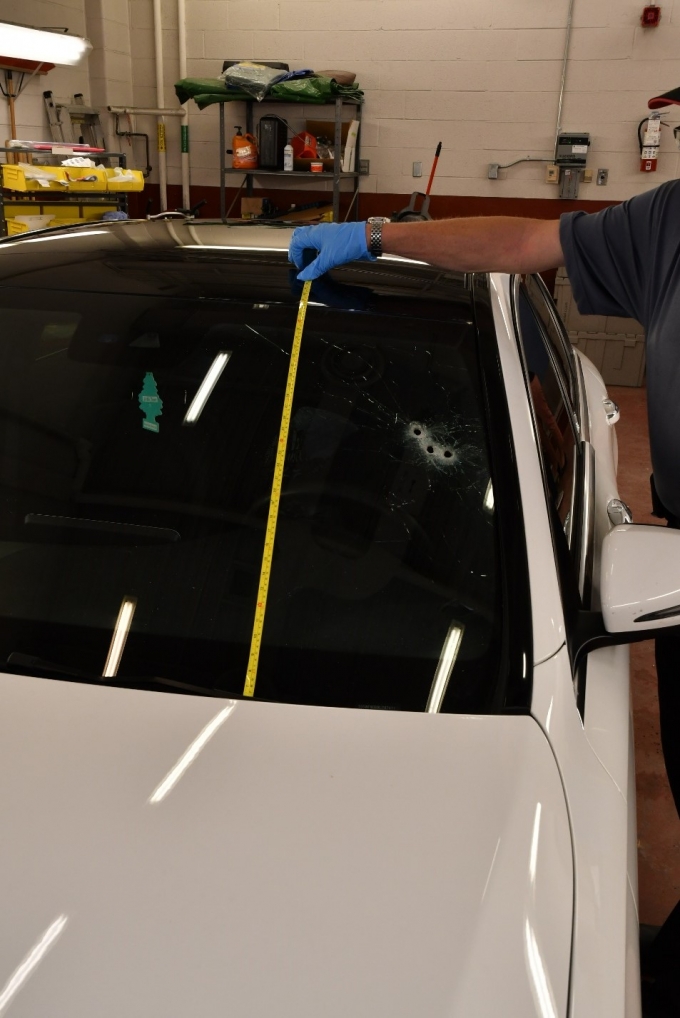 Figure 1 – Le pare-brise avant de la Mercedes Benz C300 avec trois trous de balle, côté conducteur.