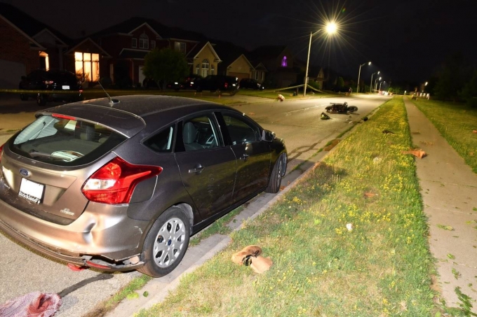 Figure 1 – Lieu de la collision, sur Amy Croft Drive, où se trouvait la Ford Focus endommagée à l’arrière, côté passager. La moto du plaignant était devant le véhicule.