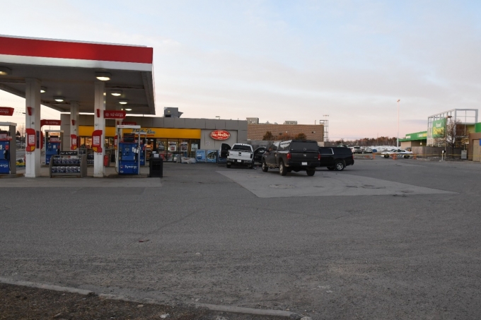 Figure 1 – La station service de la rue Regent, à Sudbury, après l’incident. On peut voir la camionnette Ford F 150 blanche du plaignant, partiellement encerclée de véhicules de police.