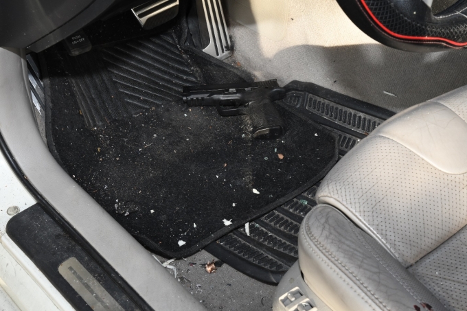Figure 4 – Un pistolet Smith & Wesson a été trouvé sur le plancher de la voiture Infinity blanche, du côté conducteur.
