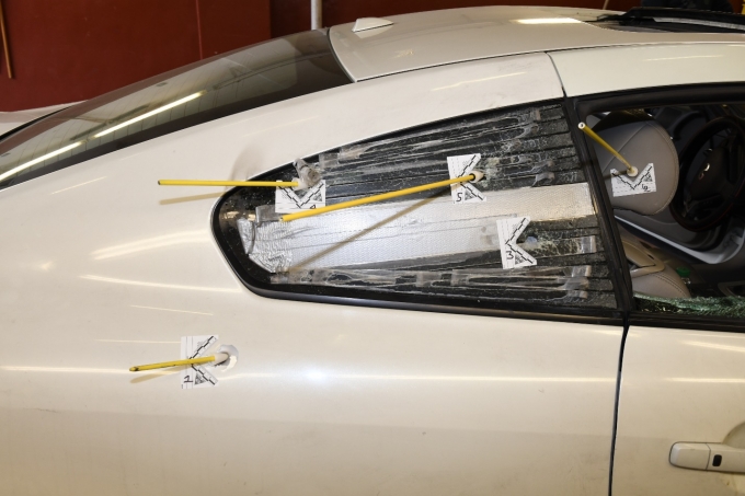 Figure 5 – Examen de la trajectoire en ce qui a trait à quatre trous de balle du côté passager de la voiture Infinity blanche.