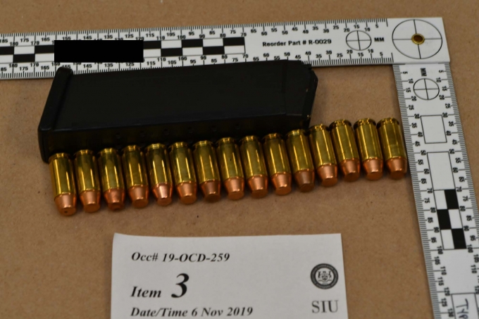 Figure 2 : Le chargeur et ses cartouches.
