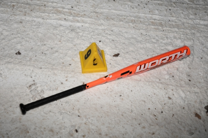 Figure 2 – Le bâton de baseball orange trouvé sur les lieux.