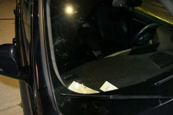 Figure 2 – Le pare-brise de la BMW noire sur les lieux dont le pare-brise semble avoir été endommagé par une balle.