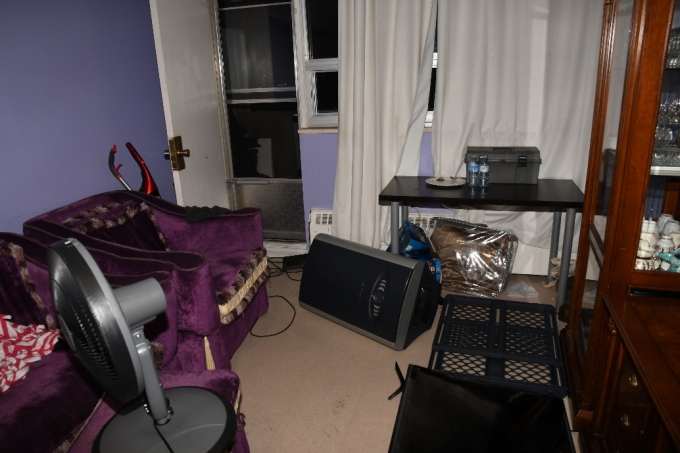 Figure 1 – L’appartement où l’incident s’est produit. Il y a par terre un climatiseur portatif renversé et une télévision.