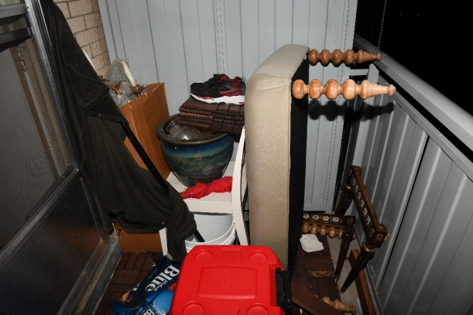 Figure 3 – Une vue plus détaillée du balcon que Mme Korchinski-Paquet a traversé. Il y a un garde-corps de 1,1 mètre et une haute cloison métallique qui sépare le balcon de celui de l’appartement voisin.