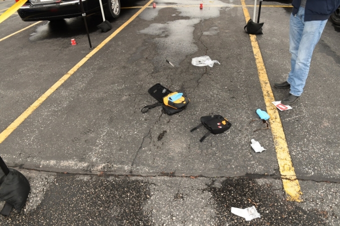 Figure 2 &ndash; La zone isol&eacute;e par des tentes o&ugrave; se trouvaient trois gobelets Tim Hortons couvrant des douilles, de m&ecirc;me qu&rsquo;un couteau au manche noir, des d&eacute;chets m&eacute;dicaux et des effets personnels appartenant au plaignant.