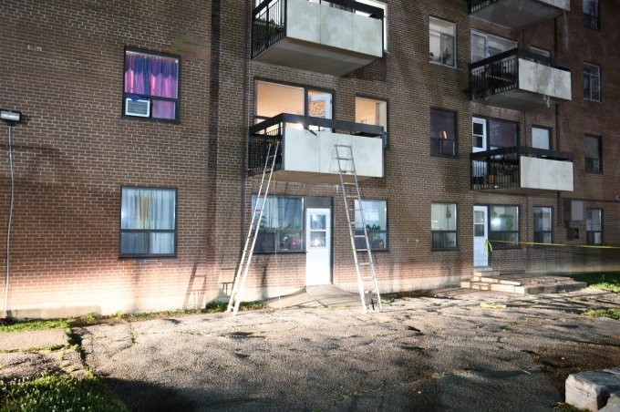 Figure 1 – Deux échelles appuyées sur le balcon du logement.