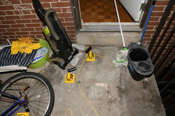 Figure 5 – Vue intérieure du balcon. Les marqueurs de preuve jaunes sont à côté de trois douilles noires d’arme ARWEN.