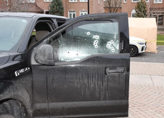 Figure 1 - Trous de balle dans la camionnette Ford F-150. 