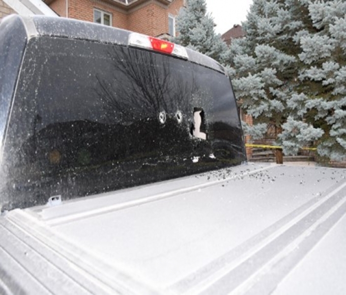  Figure 2 - Trous de balle dans la camionnette Ford F-150.