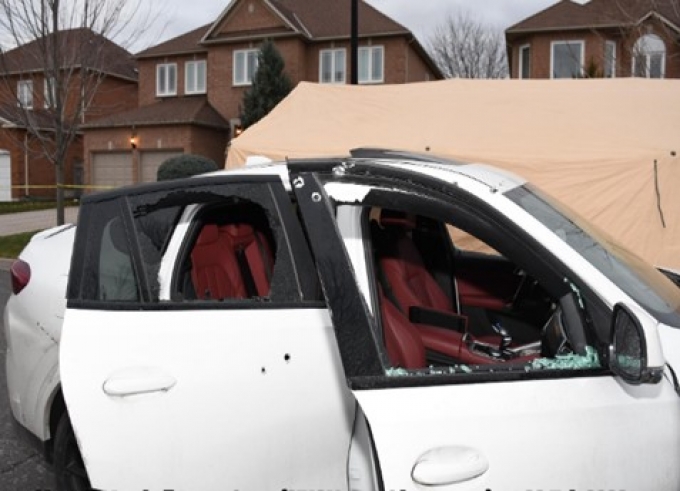 Figure 4 - Trous de balles dans la BMW.