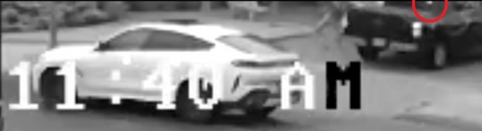 Figure 16 - Saisie d&rsquo;&eacute;cran de la vid&eacute;o : on voit un &eacute;clair de lumi&egrave;re (que l&rsquo;on pense &ecirc;tre un &eacute;clair li&eacute; &agrave; la d&eacute;charge d&rsquo;une arme &agrave; feu) depuis l&rsquo;int&eacute;rieur de la camionnette.