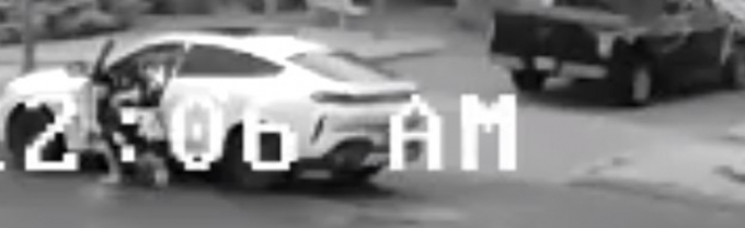 Figure 17 - Saisie d&rsquo;&eacute;cran de la vid&eacute;o - Le plaignant n&deg; 1 s&rsquo;accroupit pr&egrave;s de la porti&egrave;re c&ocirc;t&eacute; conducteur de la BMW avant de s&rsquo;approcher du corps du plaignant n&deg; 2 pr&egrave;s de l&rsquo;avant de la BMW, du c&ocirc;t&eacute; conducteur (non visible).