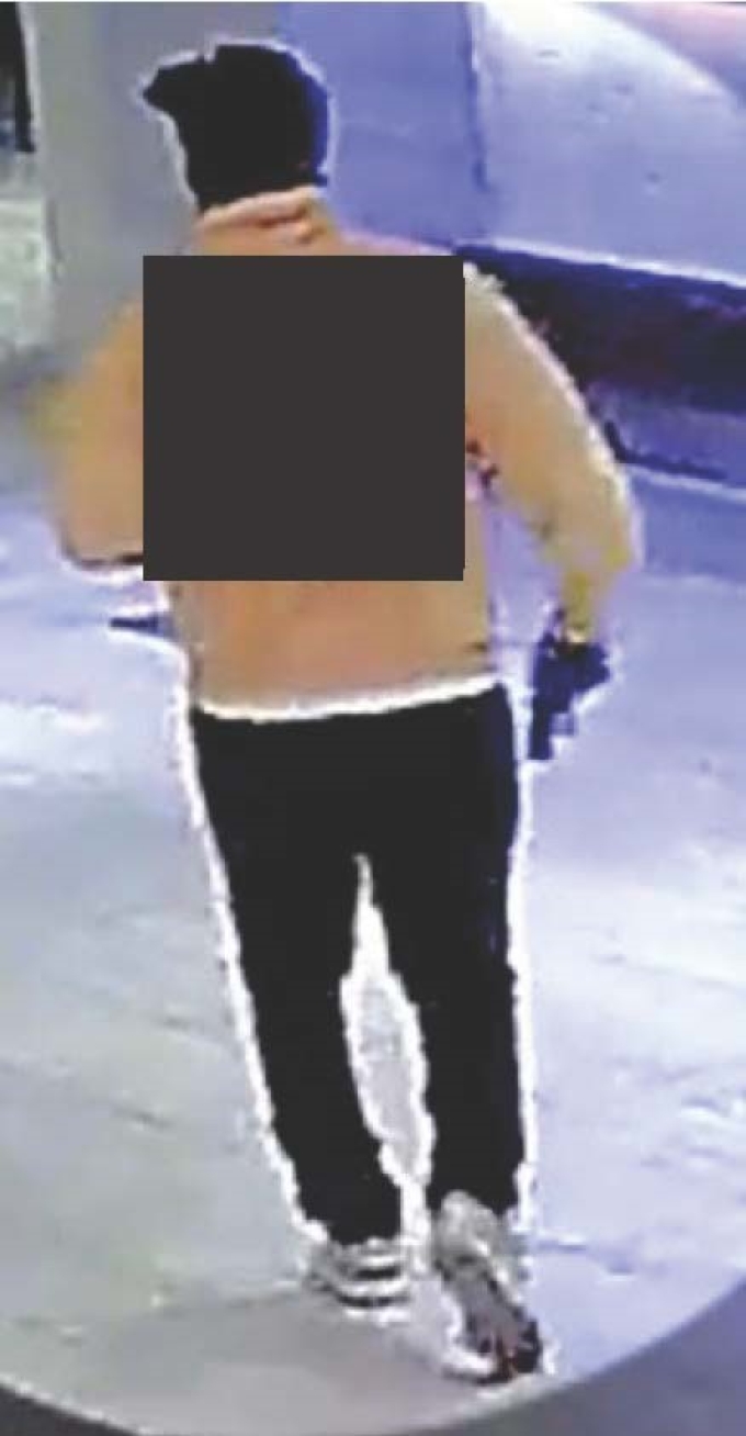 Figure 6 – Capture d’écran de la vidéo montrant le plaignant tenant une arme à feu dans sa main droite.                                      