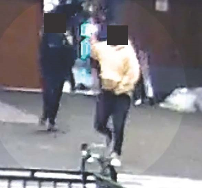 Figure 8 – Capture d’écran de la vidéo montrant le plaignant entrant dans la salle de bal avec sa main gauche près de sa ceinture, tenant vraisemblablement l’arme à feu, et son bras droit en l’air.