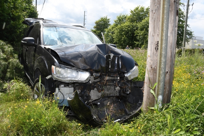 Figure 1 &ndash; Le Mitsubishi du plaignant, tr&egrave;s endommag&eacute; &agrave; l&rsquo;avant, dans un foss&eacute; pr&egrave;s d&rsquo;un poteau &eacute;lectrique.