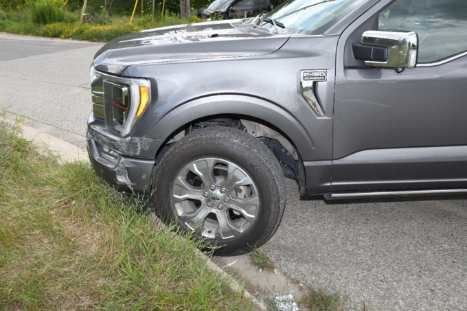 Figure 2 &ndash; &Eacute;raflures sur le coin avant de la camionnette Ford F150 de l&rsquo;AI.