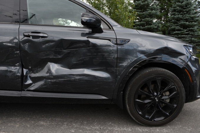 Figure 3 &ndash; Dommages sur le c&ocirc;t&eacute; du Kia Sorento de l&rsquo;AT no 7